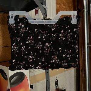 Junior’s cute black tube top with flowers